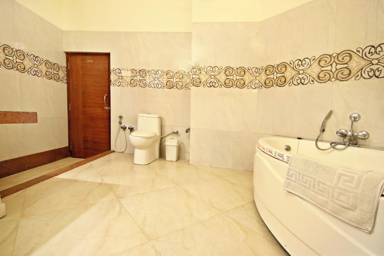 Bathroom 4, Hotel Chandrawati Palace, Sirohi