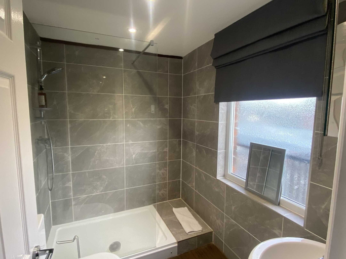 Bathroom 3, The Suffolk Hotel, Suffolk