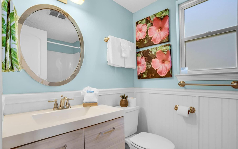 Bathroom 4, Sand Dollar A, Bay