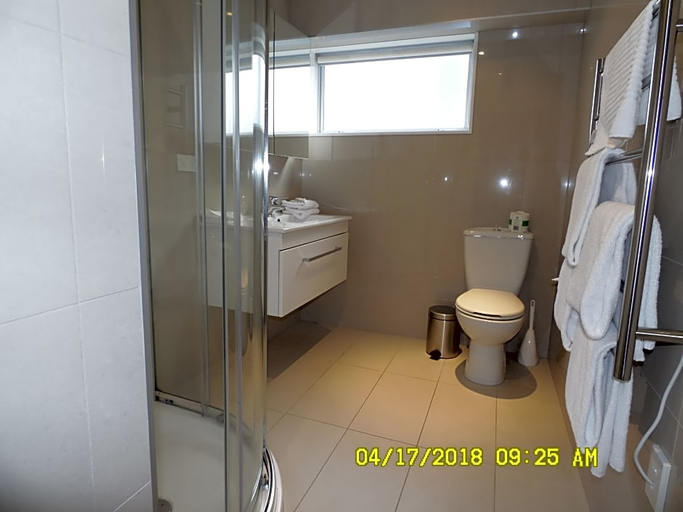 Bathroom 1, Apollo Lodge Motel, Wellington