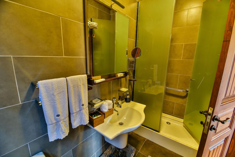 Bathroom, Kaf Konak, Merkez