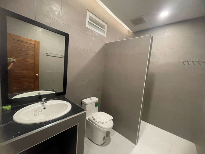 Bathroom 4, Namkhem Inn 2, Takua Pa