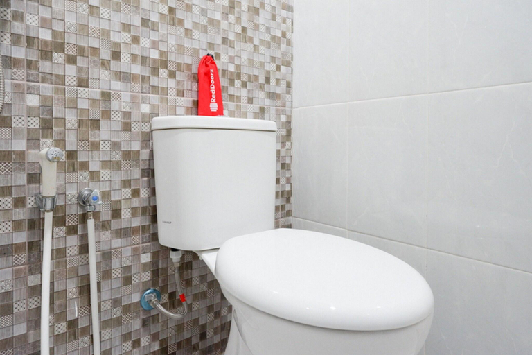 Bathroom 5, RedDoorz near Pacific Mall Tegal 2, Tegal