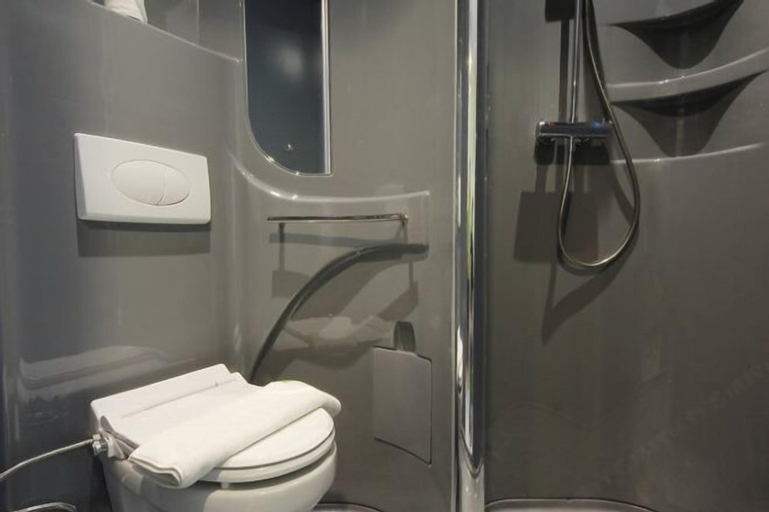 Bathroom 14