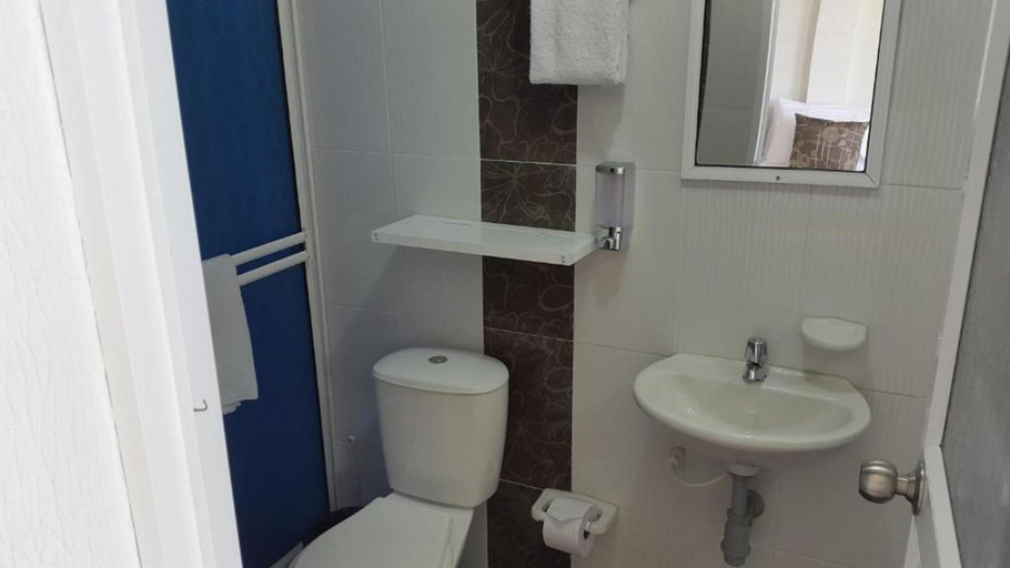 Bathroom, Posada Enilda, Providencia