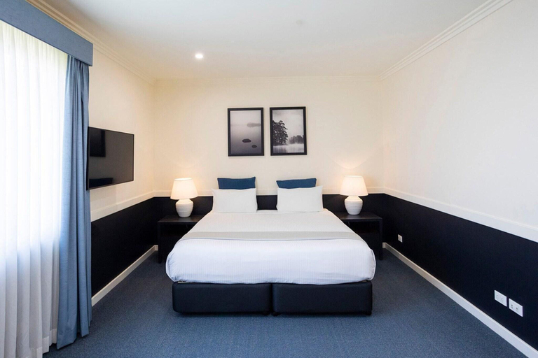 Bedroom, Hawkesbury Race Club Motel, Hawkesbury