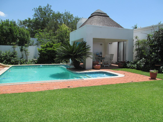 Others 2, Bettie's Luxury Lodge, Fezile Dabi