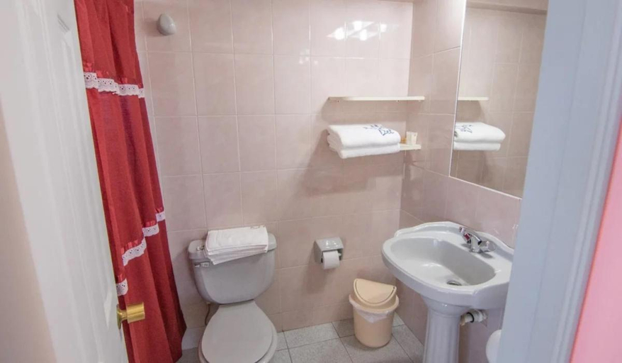 Bathroom, Hotel Rocas del Pacifico, Cardenal Caro