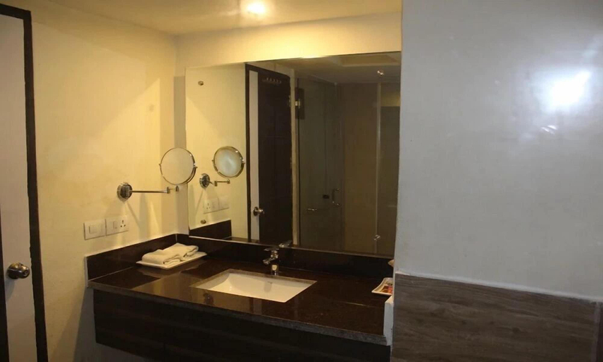 Bathroom 5, The Royal Paradise, Karnal