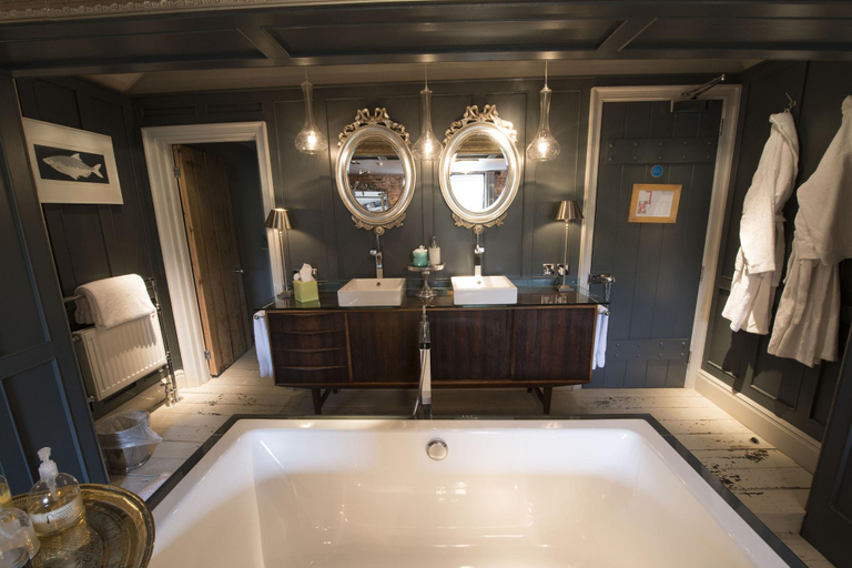 Bathroom 3, The Five Bells Inn Brabourne, Kent