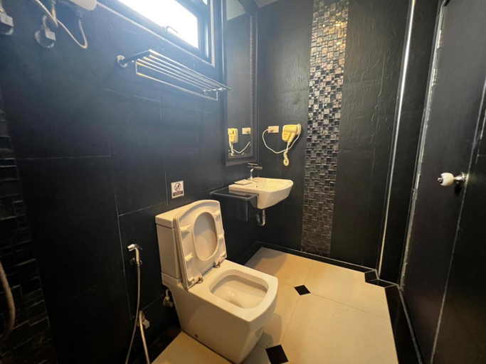 Bathroom 3, Srisawara Casa Hotel, Mueang Krabi