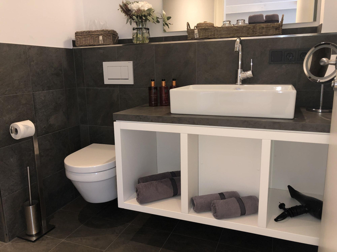 Bathroom 5, Hotel Leegerpark, Aurich