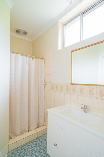 Bathroom 5, Castle Motel, Mount Alexander - C'maine