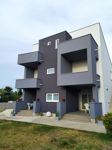 Others 4, Apartmani Mira, Nin