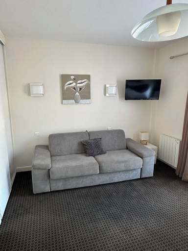 Others 4, Square Hotel, Cantal