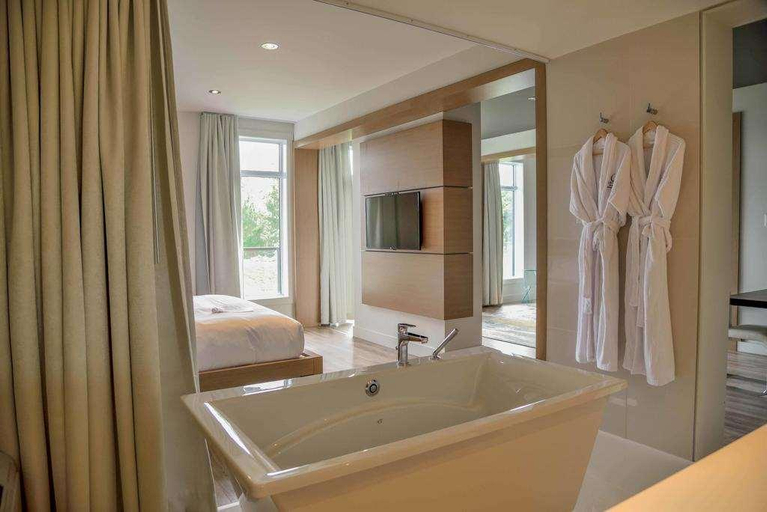 Bathroom 4, La Cache du Golf by C Hôtels, Robert-Cliche