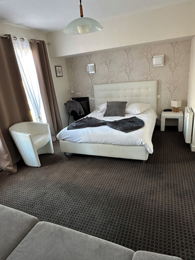 Bedroom 3, Square Hotel, Cantal