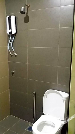 Bathroom 4, Mass Hotel, Bera