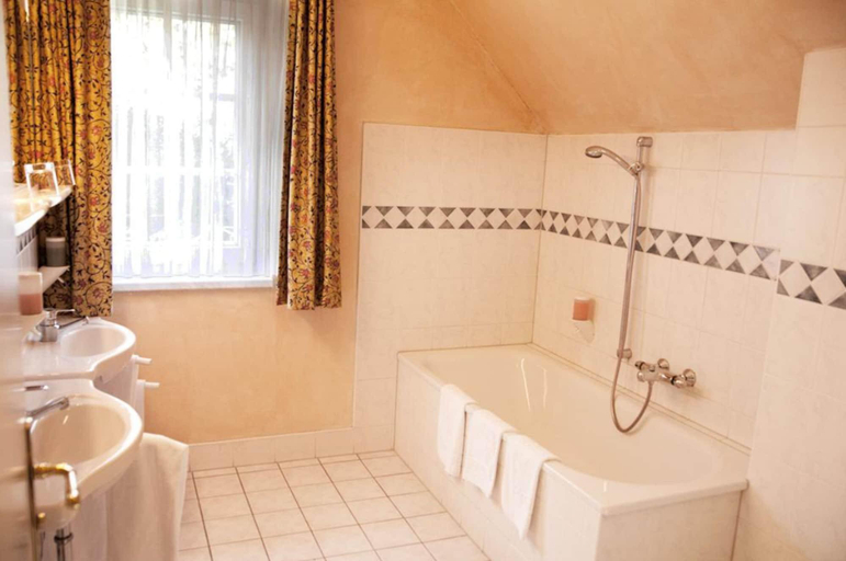 Bathroom, Hotel Restaurant Jagdhof, Vorpommern-Rügen