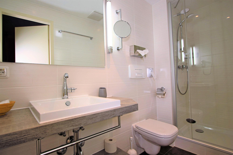 Bathroom 4, Hotel Hardtwald, Hochtaunuskreis