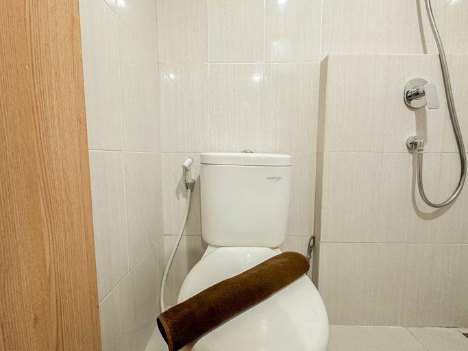 Bathroom 5, Elegant Design Studio at The City Square Surabaya Apartment By Travelio, Surabaya