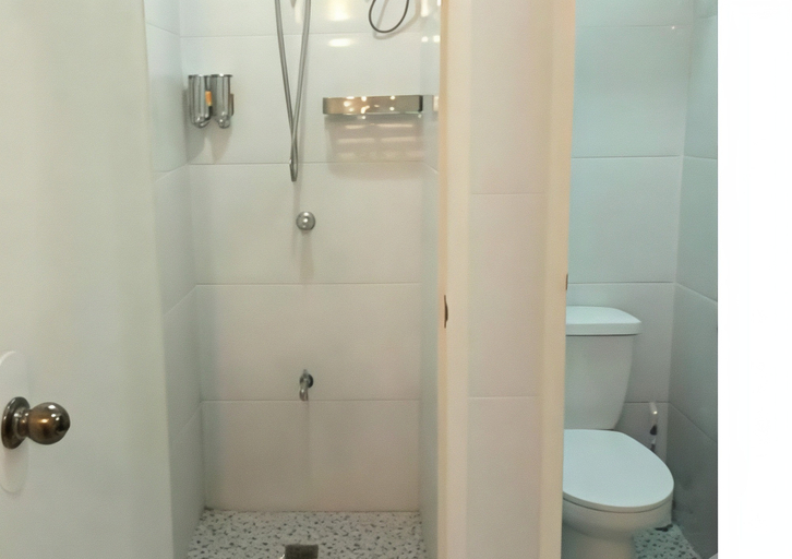 Bathroom 4, Airport Hostel, Pasay City