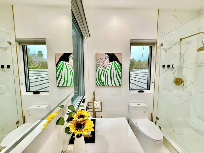 Bathroom 3, @ Marbella Lane - Enchanted Garden & Pool Hideaway, Los Angeles