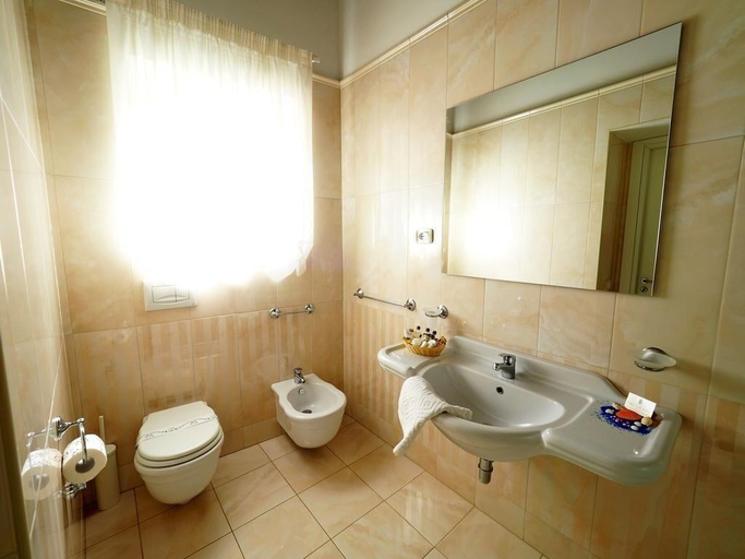 Bathroom 4, Palazzo Toraldo Di Francia, Vibo Valentia