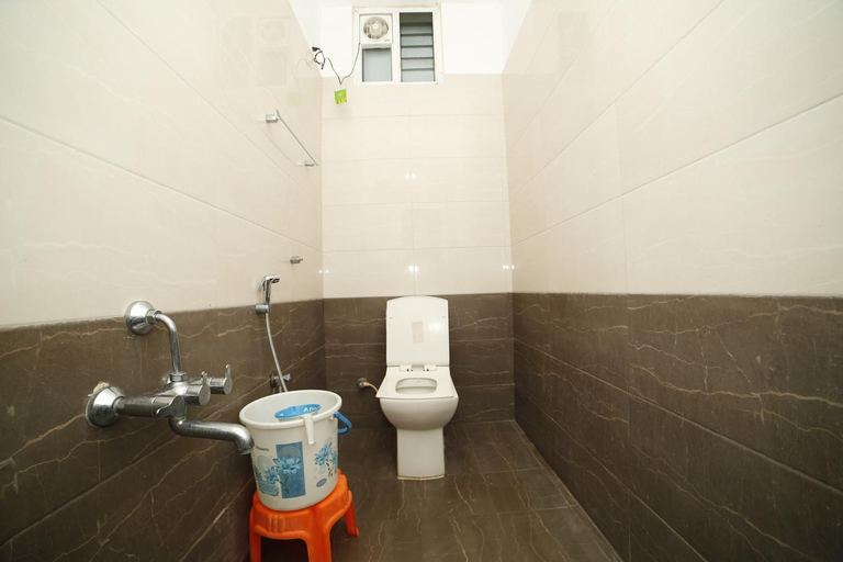 Bathroom 3, Hotel Ragavendra, Ramanathapuram