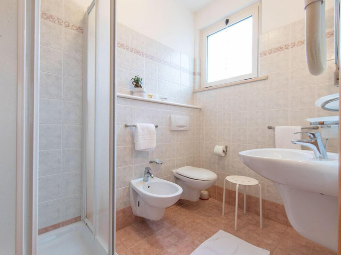 Bathroom 5, Ristorante Hotel Lucia, Teramo