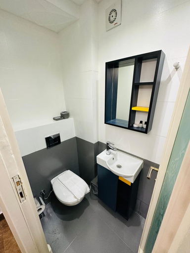 Bathroom 4, La Petite Maison, Fatih
