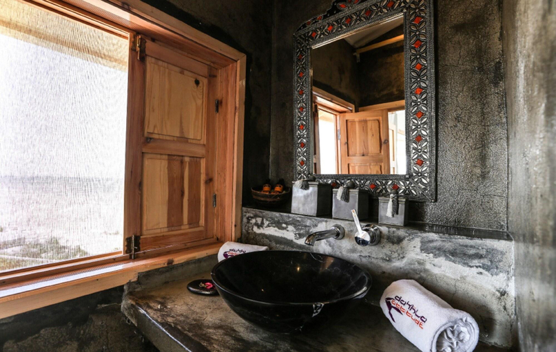 Bathroom 4, Dakhla Attitude