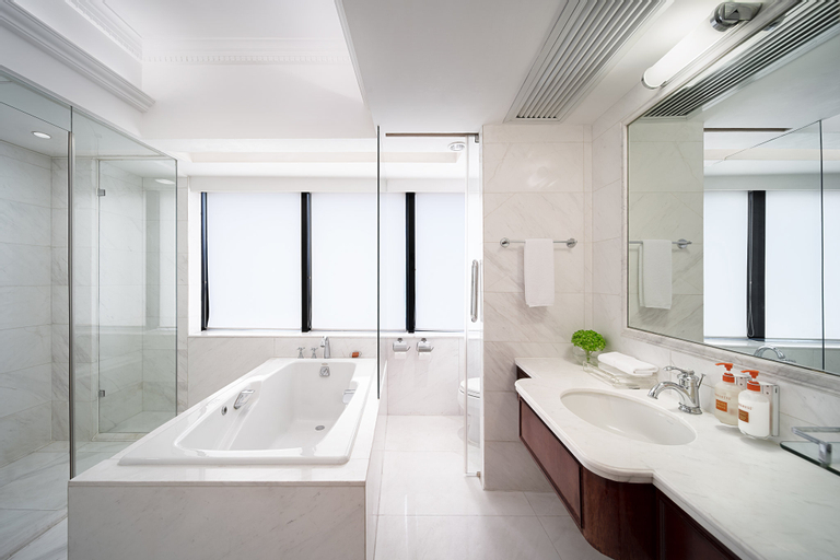 Bathroom 16