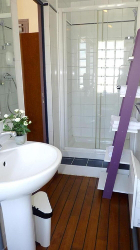 Bathroom 4, La P Tite Auberge, Seine-Maritime