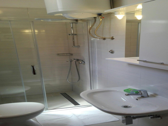 Bathroom 4, Holiday Home Maa Us, Pojezerje