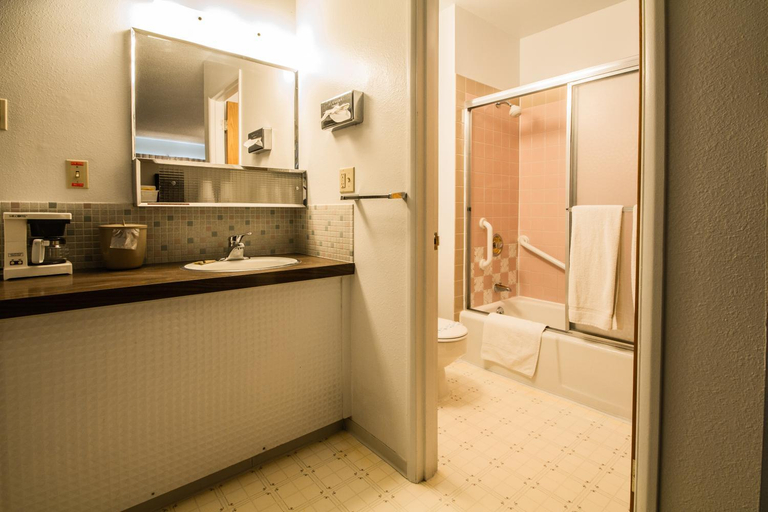 Bathroom, Dreamers Lodge, Grant