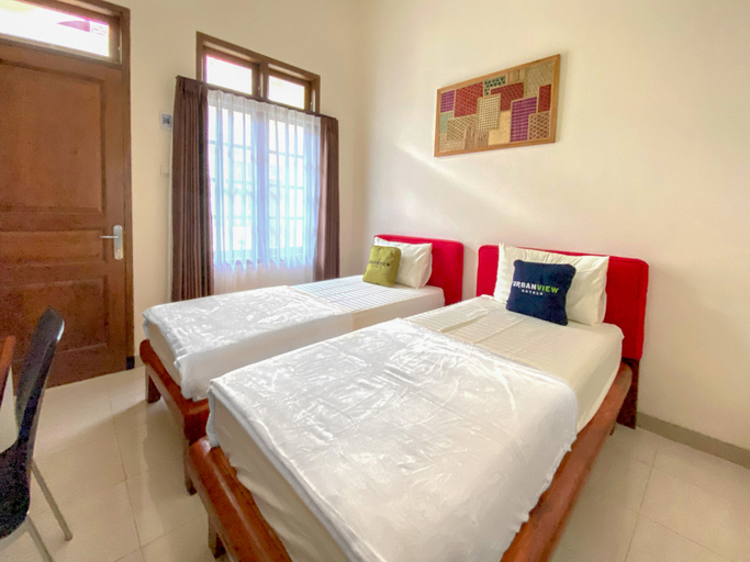 Urbanview Raden Mansion Jember Room Type - Twin Room