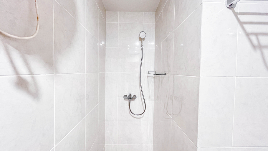 Bathroom 5, The Simply Look 1BR Apartment at Delft Ciputra Makassar By Travelio, Makassar
