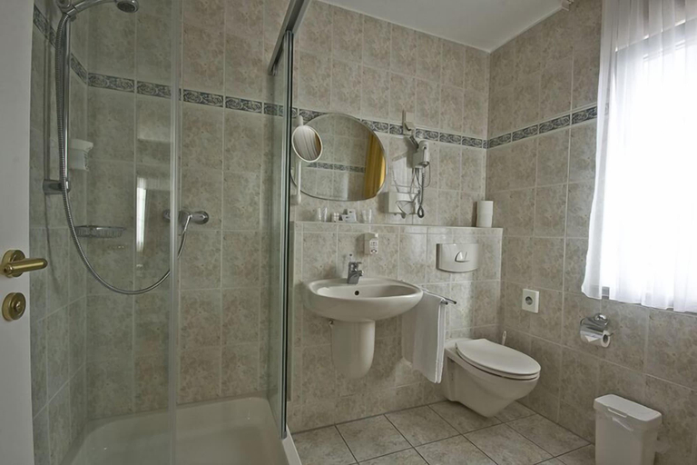 Bathroom 4, Hotel Restaurant Speeter, Bad Dürkheim