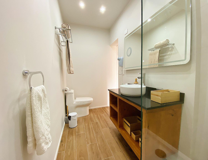 Bathroom 3, La Petite France, Cordillera