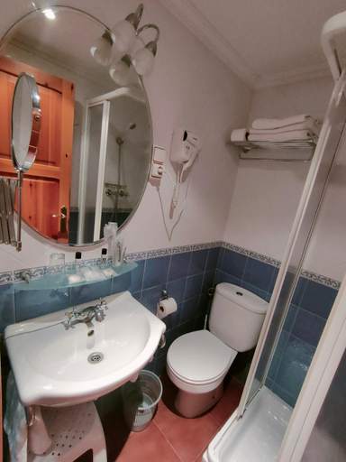 Bathroom 3, Hostal Las Grullas, Teruel