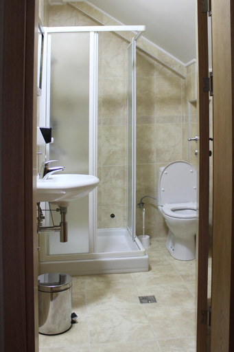 Bathroom, Moja Carda Prenociste, Temerin