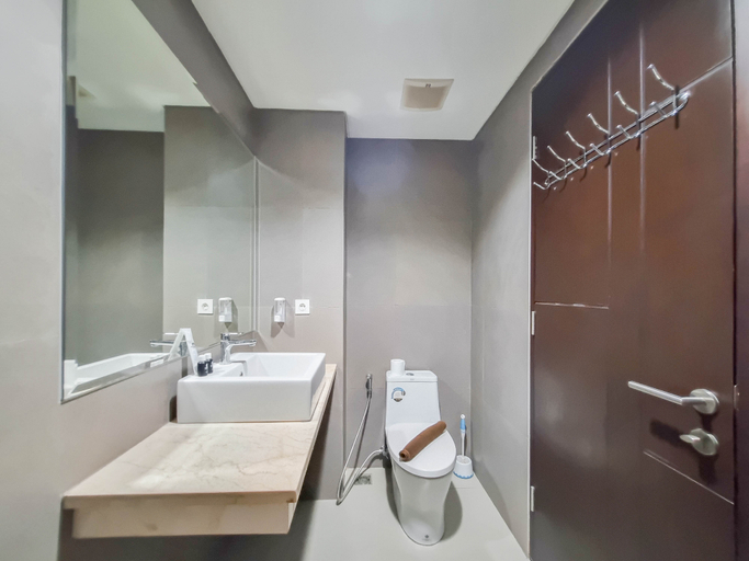 Bathroom 5, Comfortable and Spacious Studio at Patraland Amarta Apartment By Travelio, Sleman