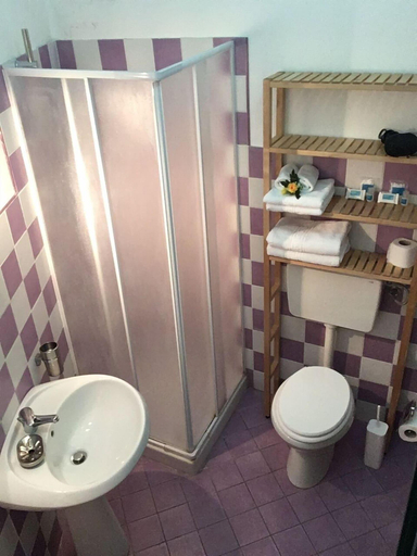 Bathroom 5, B&B Cosmopolitan, Palermo