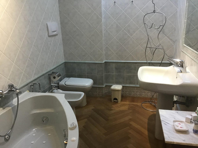 Bathroom 4, Villa Matildis, Modena