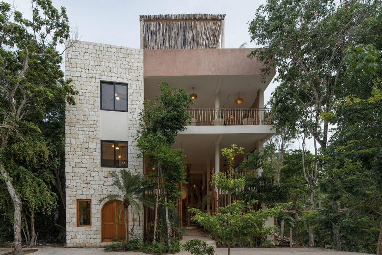 Exterior & Views