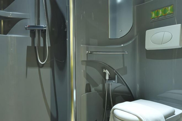 Bathroom 13