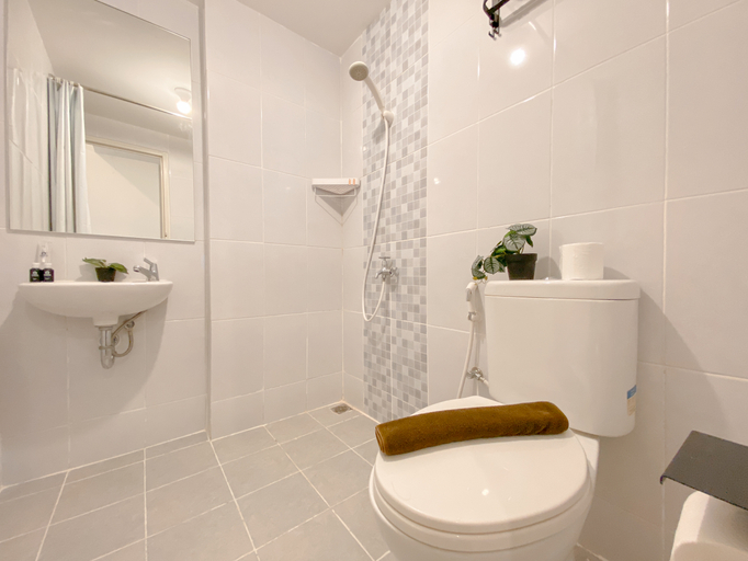 Bathroom 5, Cozy Living 2BR Apartment Tokyo Riverside By Travelio, Tangerang