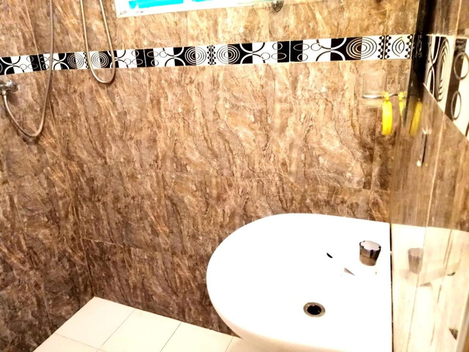 Bathroom 4, White Guest Anuradhapura, Ipalogama