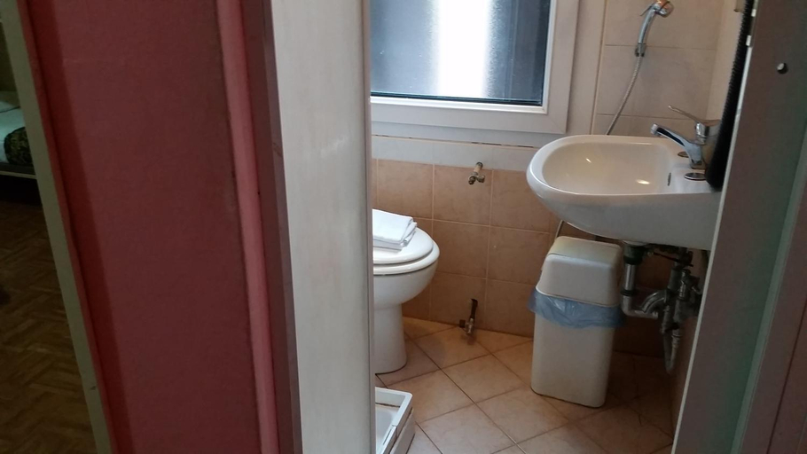 Bathroom 5, Hotel Giovannina, Venezia